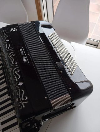 Fisarmonica nera con dettagli argentati