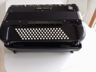 Fisarmonica nera con dettagli argentati