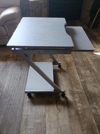 Mesa auxiliar para ordenador con ruedas