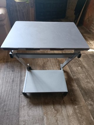 Mesa auxiliar para ordenador con ruedas