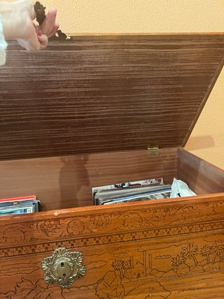 Baúl de madera tallado con cerradura