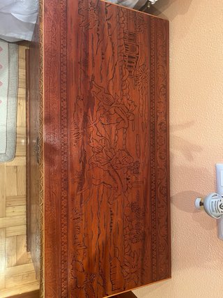 Baúl de madera tallado con cerradura
