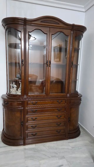 Muebles de madera y sofás de cuero
