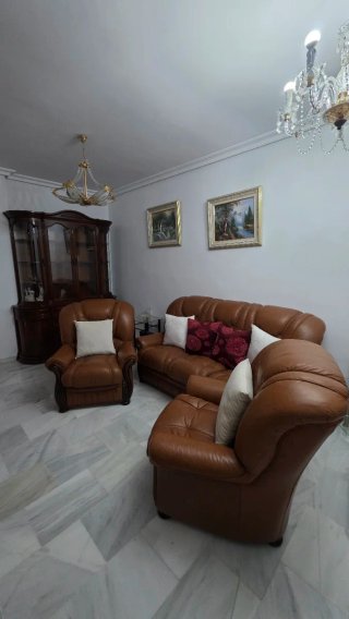 Muebles de madera y sofás de cuero