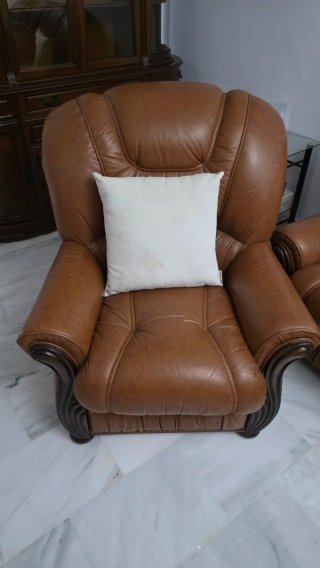 Muebles de madera y sofás de cuero