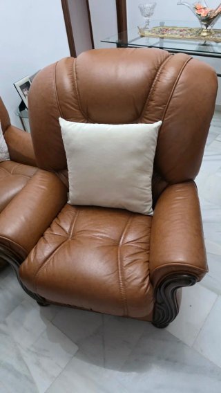 Muebles de madera y sofás de cuero