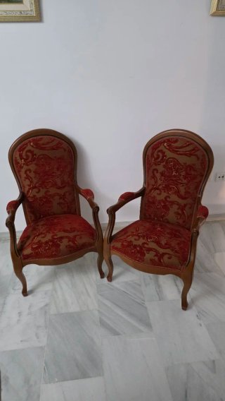 Muebles de madera y sofás de cuero