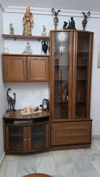 Muebles de madera y sofás de cuero