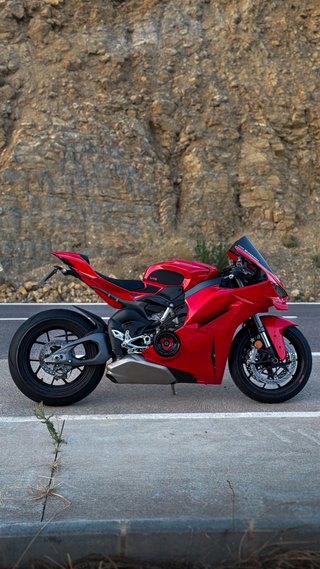 Ducati Panigale V4 2025 Roja