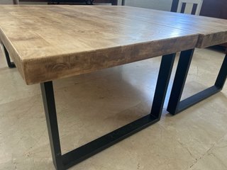 Mesa baja de madera.