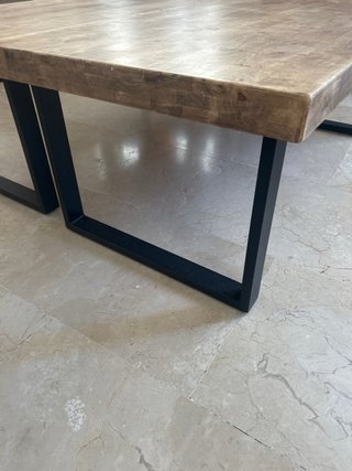 Mesa baja de madera.
