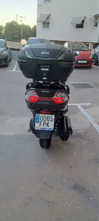 Suzuki Burgman 400cc Negra en buen estado