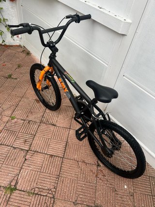 Bicicleta BMX Negra y Naranja