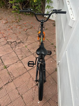 Bicicleta BMX Negra y Naranja