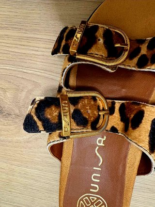 Sandalias Unisa leopardo con hebillas doradas