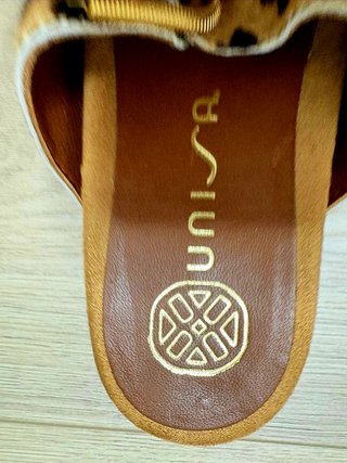 Sandalias Unisa leopardo con hebillas doradas
