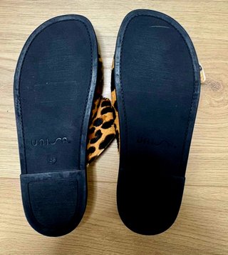 Sandalias Unisa leopardo con hebillas doradas