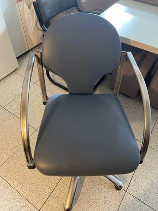 Sillas de peluquería tapizadas en azul, hay 5 sill