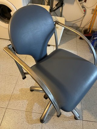 Sillas de peluquería tapizadas en azul, hay 5 sill