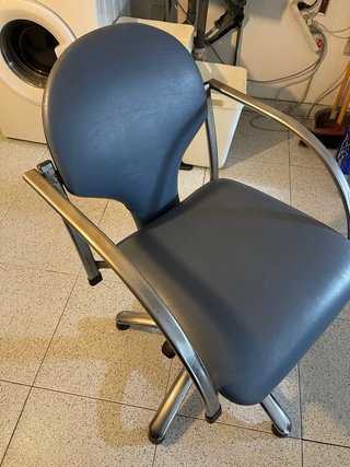 Sillas de peluquería tapizadas en azul, hay 5 sill