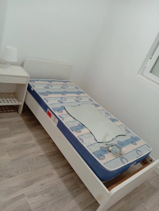 Cama infantil con mesita y lámpara