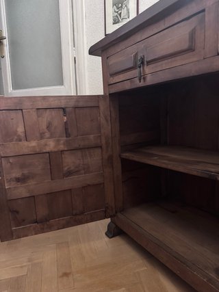 Mueble antiguo de madera con cajones y puertas