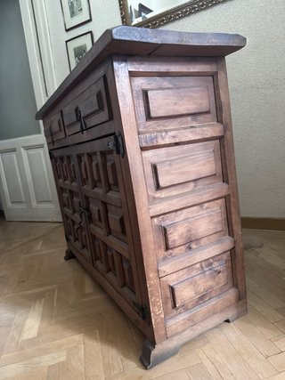 Mueble antiguo de madera con cajones y puertas