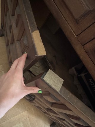Mueble antiguo de madera con cajones y puertas