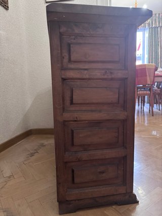 Mueble antiguo de madera con cajones y puertas