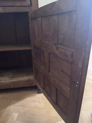 Mueble antiguo de madera con cajones y puertas