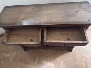 Mueble antiguo de madera con cajones y puertas