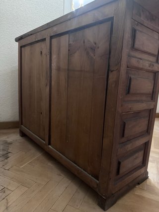 Mueble antiguo de madera con cajones y puertas