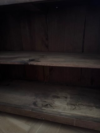 Mueble antiguo de madera con cajones y puertas