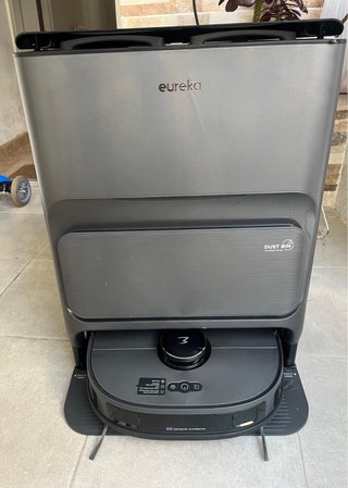 Robot Aspirador y Fregasuelos Eureka J12