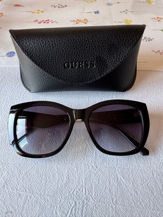 Occhiali da sole Guess da donna neri e viola