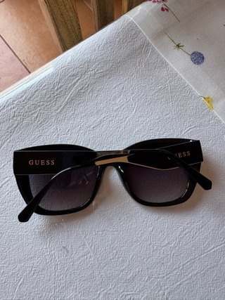 Occhiali da sole Guess da donna neri e viola