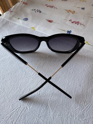 Occhiali da sole Guess da donna neri e viola