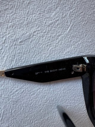 Occhiali da sole Guess da donna neri e viola
