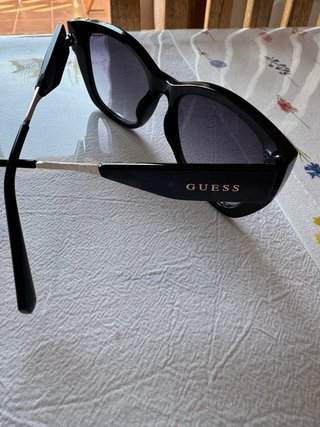 Occhiali da sole Guess da donna neri e viola