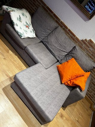 Sofá modular gris con cojines naranjas