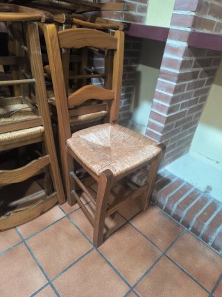 Sillas de restaurante madera y mimbre