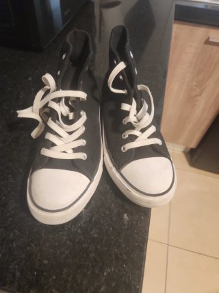 Zapatillas altas negras y blancas