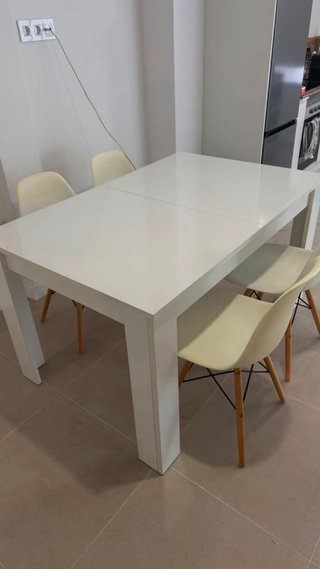 Mesa extensible blanca y 4 sillas