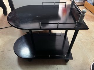 Mesa camarera negra con ruedas