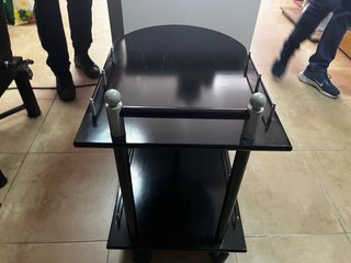Mesa camarera negra con ruedas