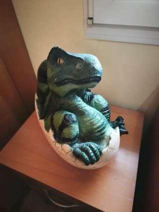 Réplica T-Rex bebé en huevo escala 1.1