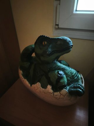 Réplica T-Rex bebé en huevo escala 1.1