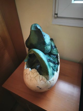 Réplica T-Rex bebé en huevo escala 1.1