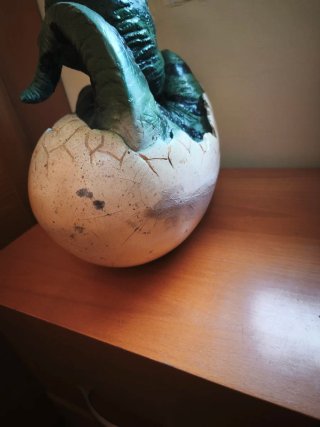 Réplica T-Rex bebé en huevo escala 1.1