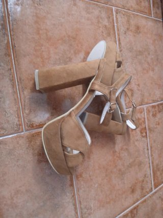 Tacones altos marrones
